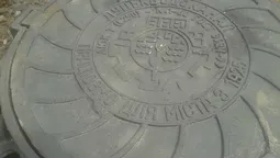 У Луцьку на люки ставитимуть мітки (фото)