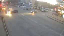 Ледве не збив людей: у мережі показали відео моторошної аварії у Луцьку (відео)