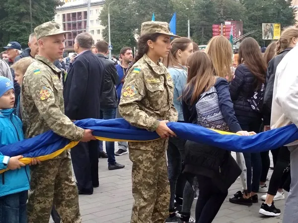 У Луцьку розгорнули рекордний синьо-жовтий стяг (фото)