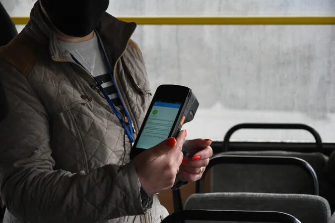 Безквиткові пасажири: в Луцьку «на полювання» вийшли працівники Укртрансбезпеки (фото)