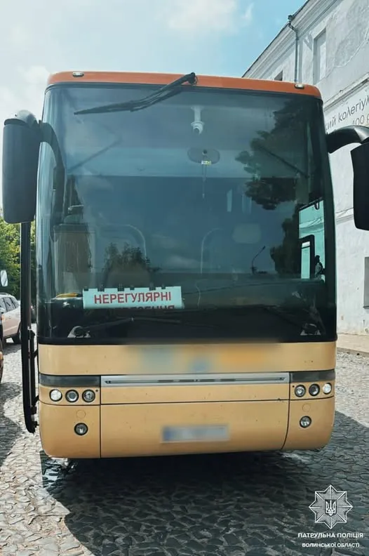 У Луцьку водій автобуса, який віз дітей на екскурсію, підробив печатку та підпис поліції (фото)