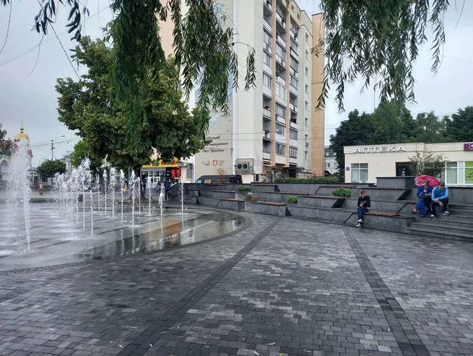 Фонтан у центрі Луцька працює навіть в дощ (фото, відео)
