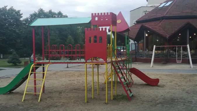 Застрягають діти: у Луцьку просять відремонтувати гірку (фото)
