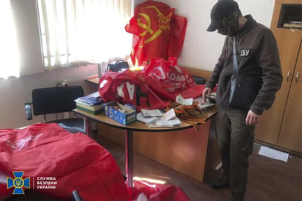 Георгіївські стрічки, партквитки, транспаранти: у Рівному «розцвів» осередок комуністів (фото, відео)