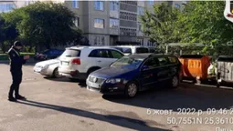 У Луцьку через паркохамів комунальники не можуть вивезти сміття (фото)