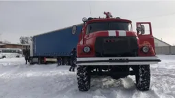 На Волині рятувальники витягнули зі снігу фуру (фото)