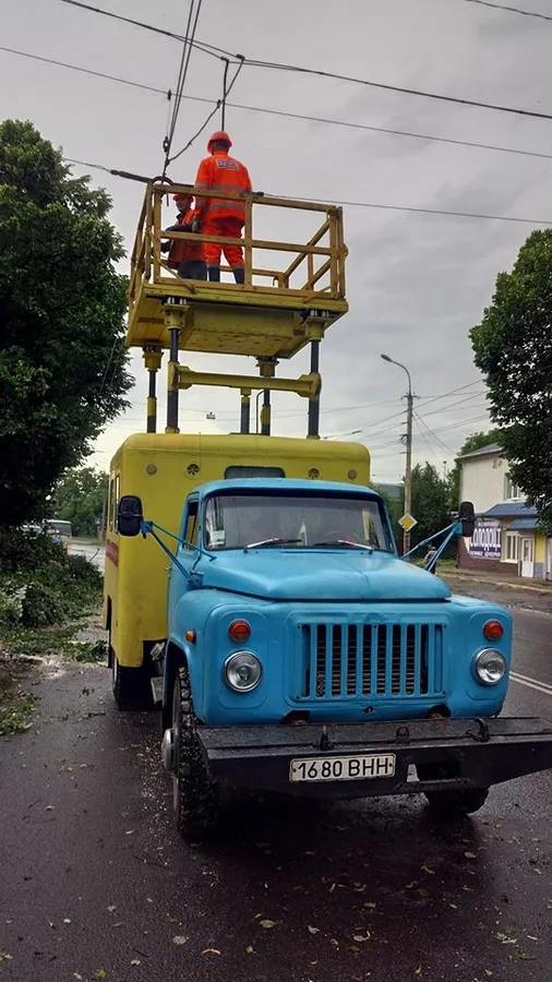 У Луцьку після негоди відновлюють тролейбусні лінії (фото)