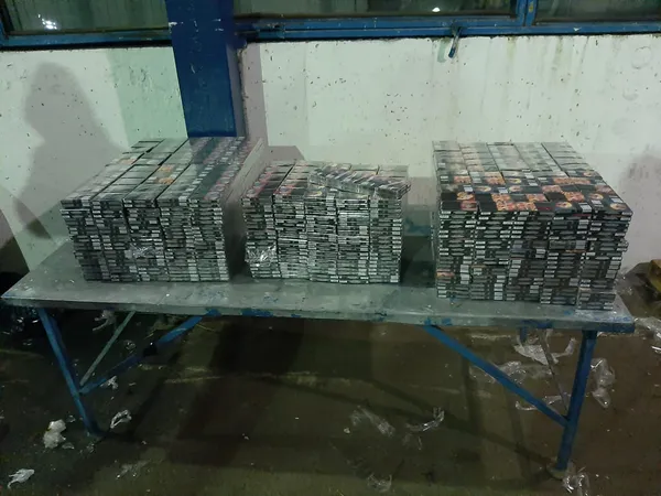 На даху, у спинках і під склом: на Волині зупинили авто з контрабандою (фото)