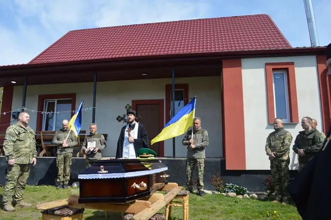 У рідному селі навколішки зустріли загиблого волинського захисника (фото)
