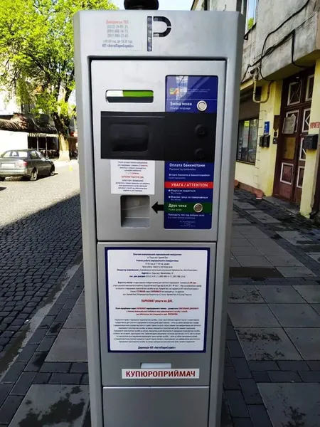 Платне паркування на Кривому Валу: за день оштрафували 26 порушників (фото)
