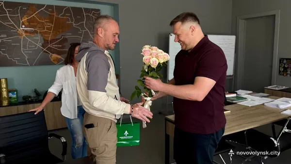 21 місяць у неволі: у Нововолинську зустріли звільненого з полону бійця Дмитра Аксененка (фото)