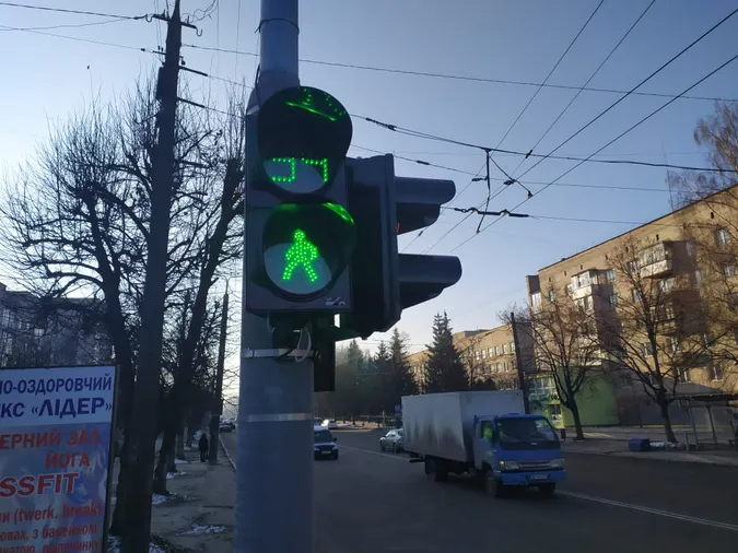 Відродження-Ветеранів-Писаревського: в Луцьку запрацював новий світлофор (фотофакт)