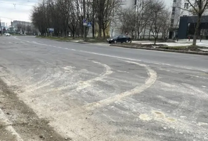 У Луцьку будівельників-нечупар змусили чистити дорогу (фото)