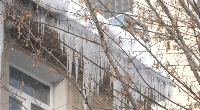Біля «П'яної вишні» у Луцьку брила льоду впала на голову чоловіка (відео)