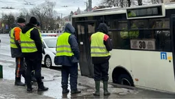 У Луцьку маршрутка провалилася в асфальт біля «Братського мосту» (фото)