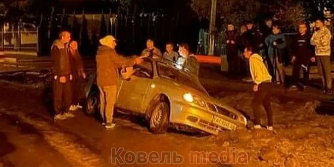 У Ковелі легковик «пішов під землю» (фото)