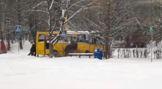 На Карбишева в Луцьку люди викопували і пхали маршрутку (відео)