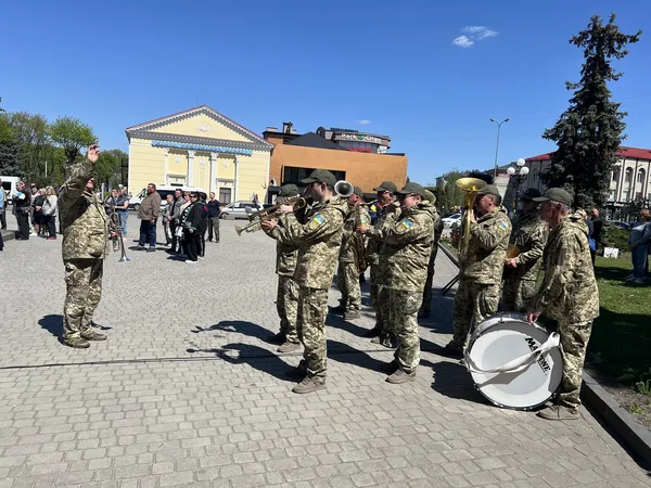На похорон приїхав «англійський брат»: у Ковелі попрощалися з воїном Володимиром Карпуком (фото)