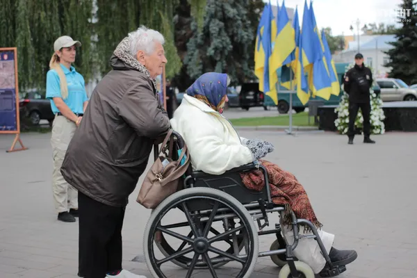 Квіти і класична музика: у центрі Луцька почали святкування Дня міста (фото)