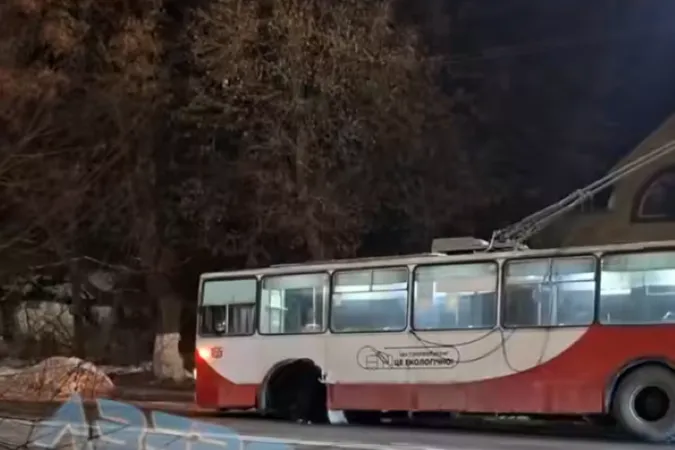 У Луцьку в тролейбуса під час руху відлетіло колесо (відео)
