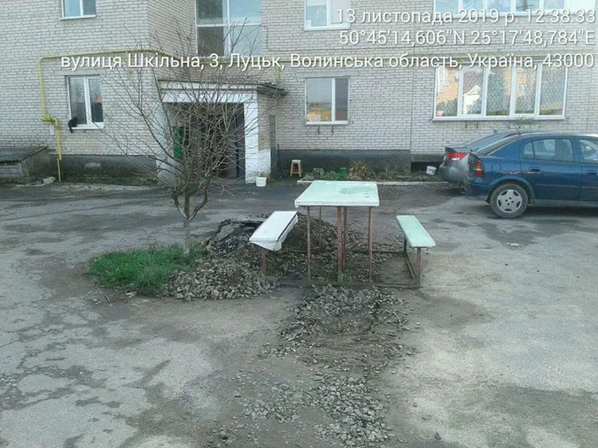 У Луцьку муніципали змусили голову ОСББ прибрати у дворі (фото)