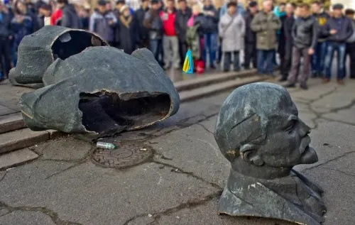 Декомунізація: де межа між патріотизмом і фанатизмом?