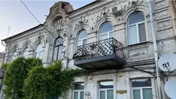 Чоловік у чорному пальто: історія про привида в одному із будинків Луцька