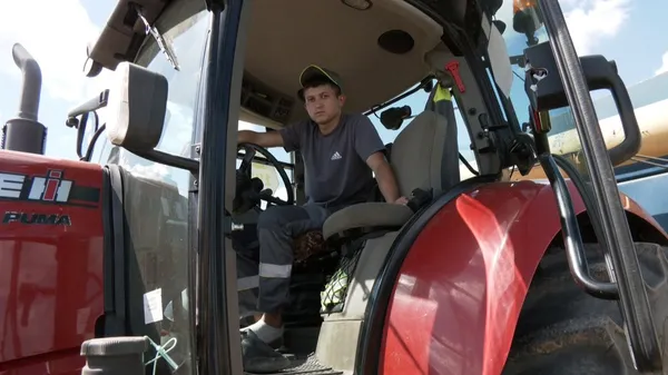 «Повітряні тривоги заважають працювати»: в яких умовах на Волині збирають врожай