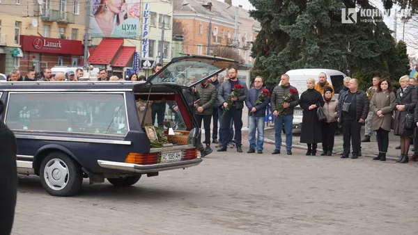 Він хотів би, щоб ми посміхались: Луцьк попрощався із Героєм Андрієм Романовим (фото)