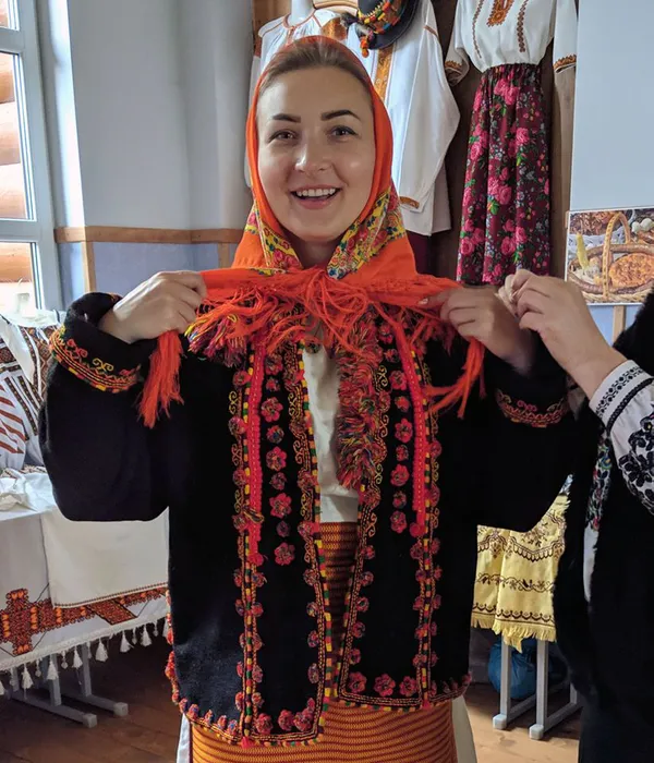 Флешмоб із хусткою: відомі волинянки поділилися світлинами (фото)
