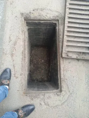 Через вандалів водойма в парку 900-річчя Луцька втратила воду і засмерділа (фото)
