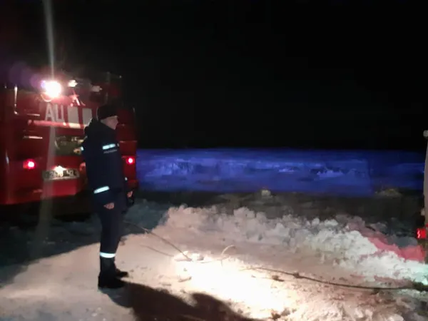 У Нововолинську рятувальники визволяли маршрутку із замету (фото)