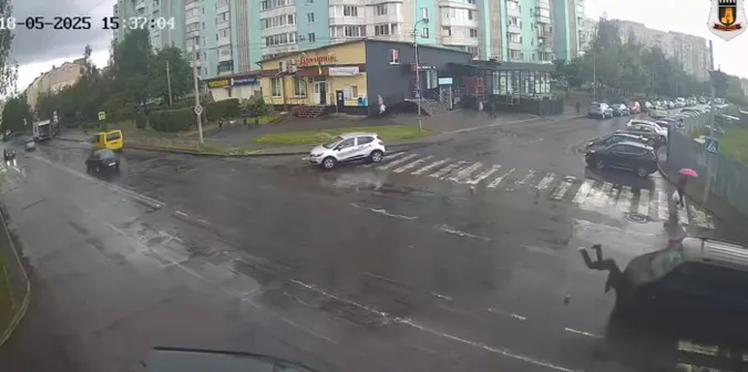Показали відео жахливого збиття чоловіка на переході біля «Порт City» у Луцьку