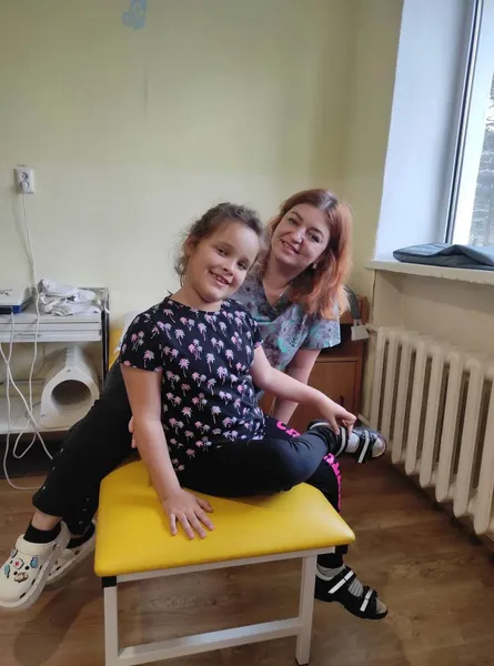 На Волині 8-річна «поспішайка» вже п'ять років проходить реабілітацію у «Феніксі» (фото)