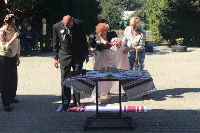 У Луцькому геріатричному пансіонаті відгуляли весілля (фото, відео)