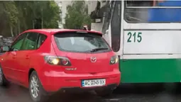 У Луцьку тролейбус протаранив легковик (відео)