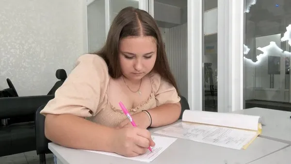 Абітурієнтка Анна Хом'як пише заяву на вступ на професію «тракториста-машиніста»