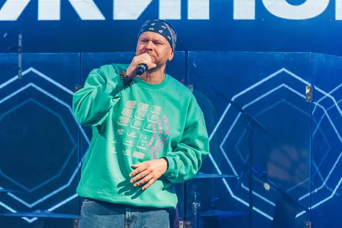 Співак із Луцька міняє річ з «начосом» на донат (фото)