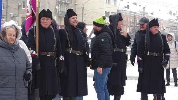 День Соборності у Луцьку: люди утворили ланцюг єдності (фото)