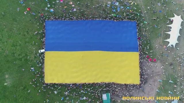 На Бандерштаті у Луцьку розгорнули найбільший прапор України (фото, відео)