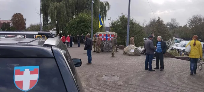 У центрі Луцька – намет з військовими: що вони там роблять (фото)