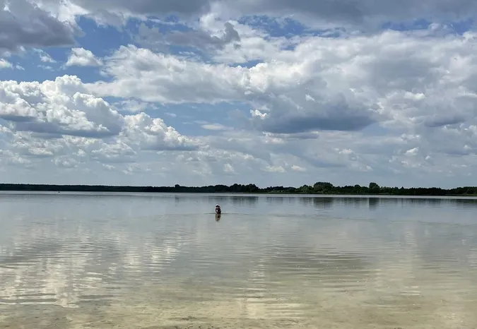 Невелике озеро з чистою водою: де на Волині можна покупатись серед лісу