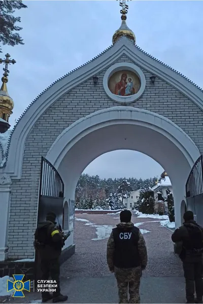 «Методички» кремля і нацистська символіка: що знайшли СБУ у храмах УПЦ МП
