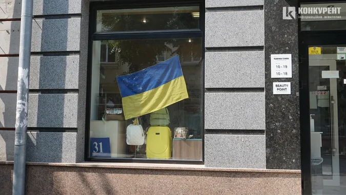 У День прапора лучани вбрались у сорочки, а будинки прикрасили стягами (фото)