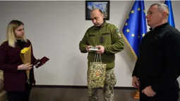 У Луцьку рідним загиблого на війні Героя вручили його орден (фото)
