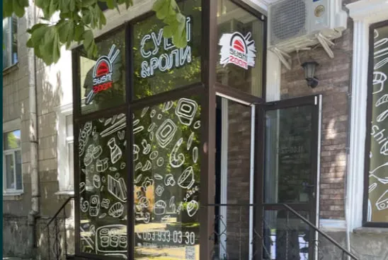 Готовий бізнес: у центрі Луцька продають доставку суші (фото)