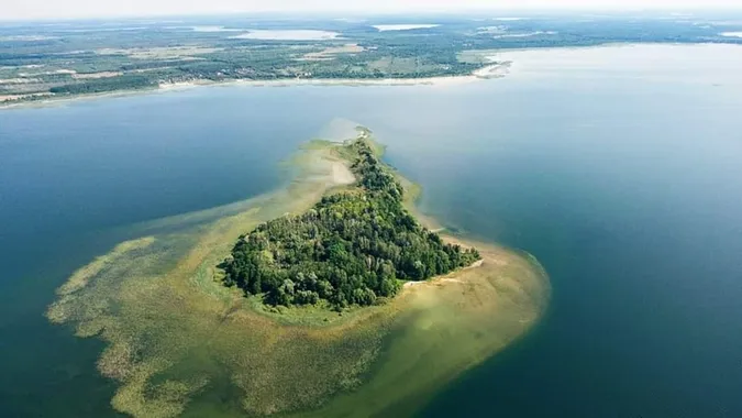 Хто зайняв острів посеред Світязя (фото)