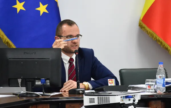 «Дякую. Ви на кожній сесії провокуєте скандали, нам з вами не по дорозі», – Поліщук до Вусенко.

