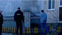 На росії жінку змусили перефарбувати синьо-жовтий паркан (фото)