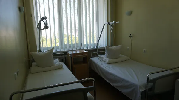 «Ми божевільні, ненормальні люди», або Які вони – будні луцьких медсестер (репортаж, фото 18+)